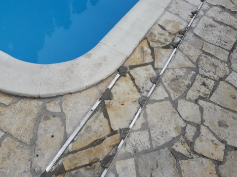 Hepehupás térburkolat felület előkészítése medencefedés telepítéshez